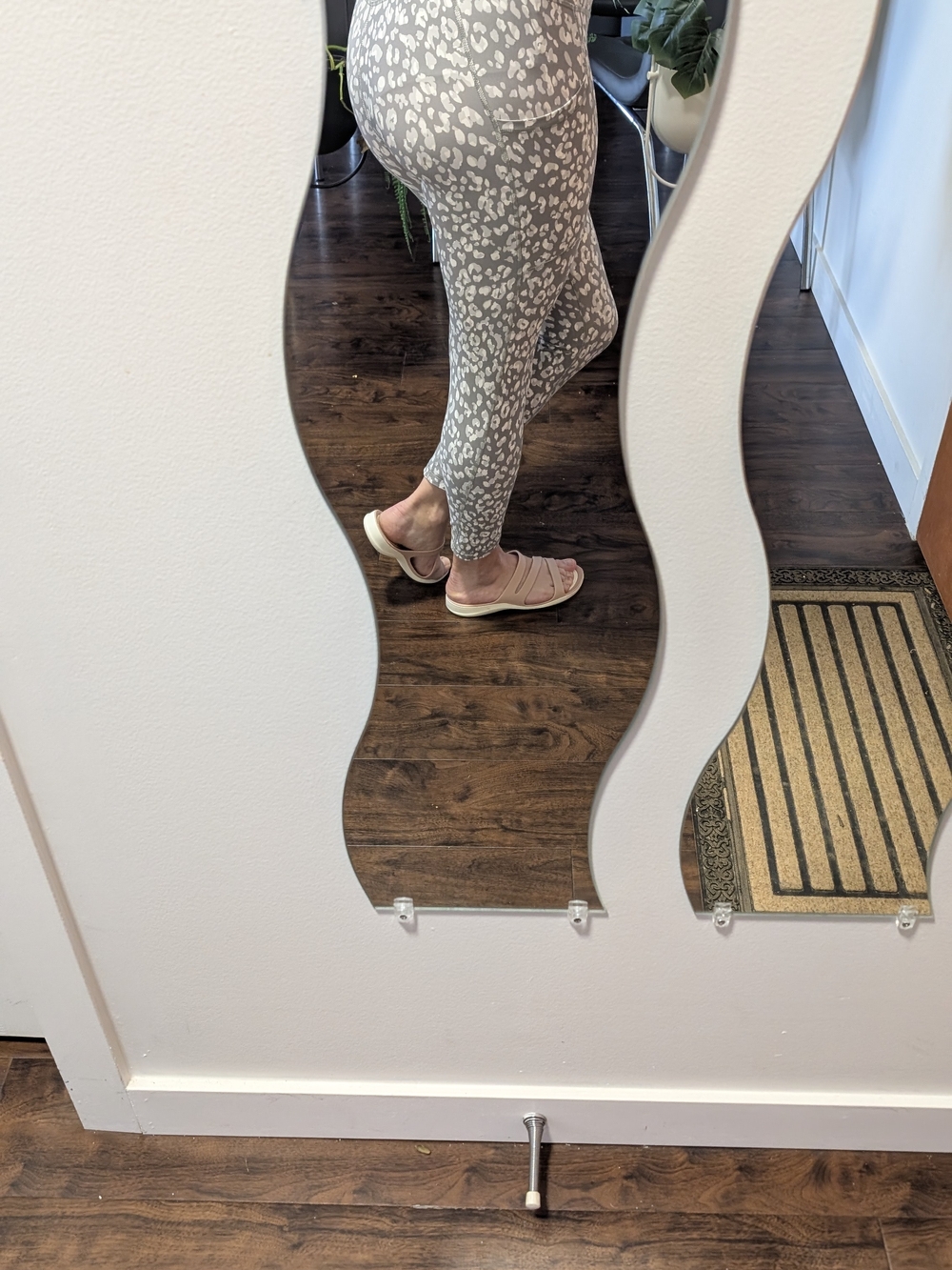 Neutral Leopard Pattern leggings - Picture 3 of 6